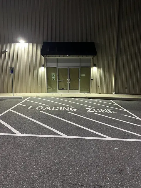 Loading zone stencil and diagonal hatching in front of a commercial entrance